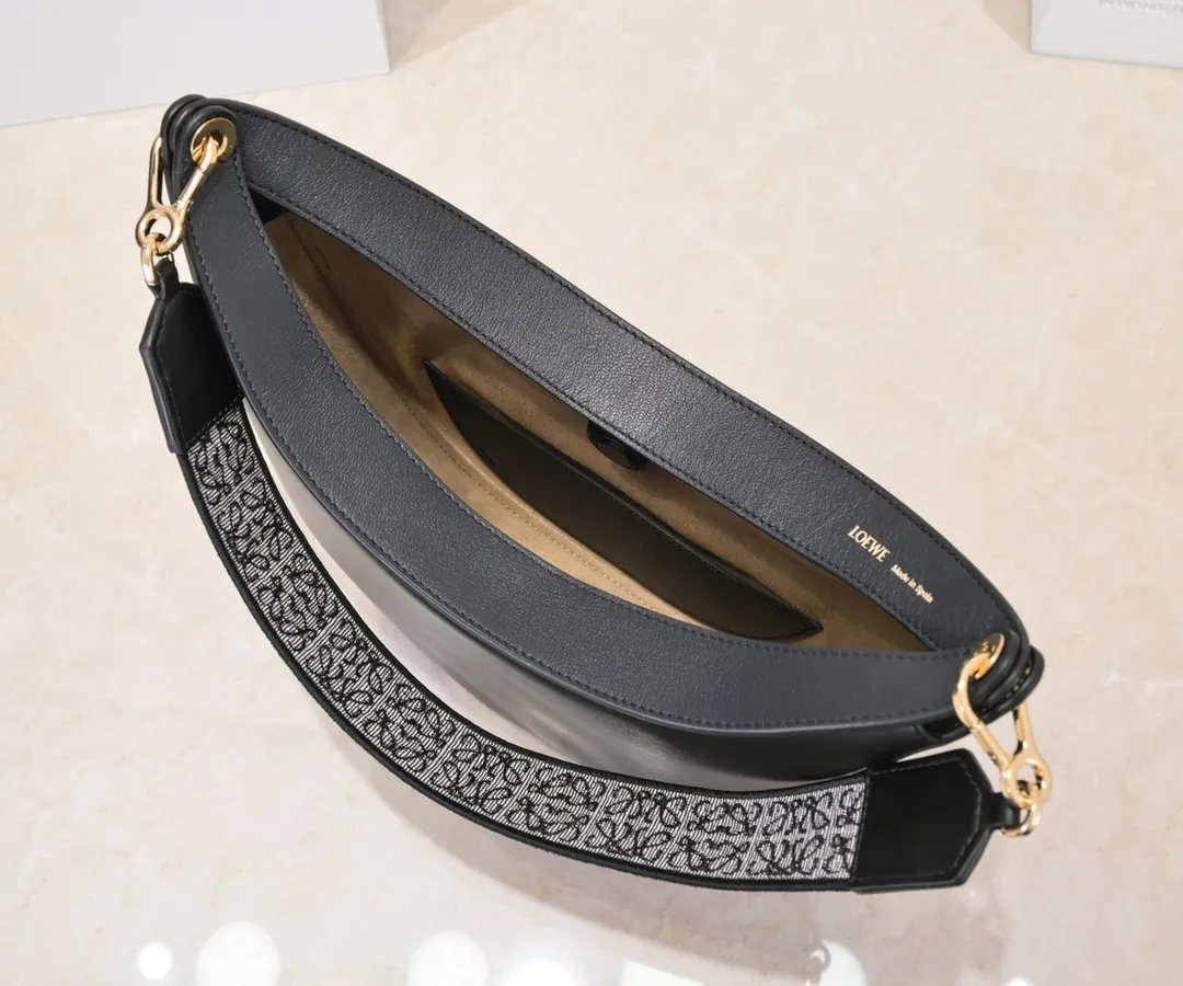Black, top quality original. The smooth crescent shape of the L Luna series moon bag not only elongates the proportions of the whole person without getting stuck on the upper body, but also feels particularly comfortable. The wide shoulder strap design does not press the shoulder buckle opening, making it easier to open and close. The internal capacity is also large, and sunglasses and folding umbrellas can be easily arranged with sliding hanging loops hidden on both sides. Shoulder straps or hanging accessories can be attached, making it convenient for various occasions. It is a bag that shows off its temperament and is highly used in daily life! Luo Yiwei size: 29*27*8cm: model: 8891#